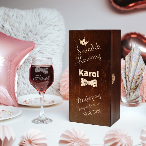 Kieliszek do wina w skrzynce z grawerem dla świadka ciemny brąz