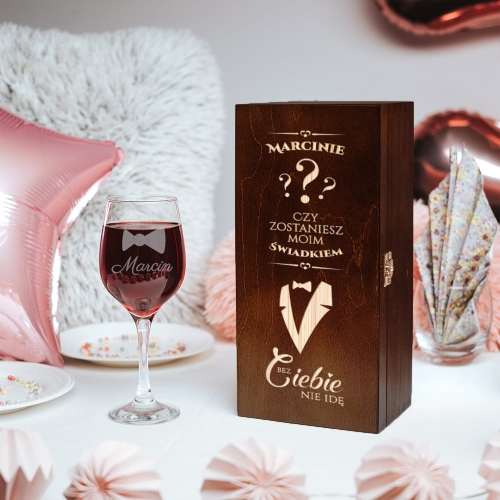 Kieliszek do wina w skrzynce z grawerem dla świadka ciemny brąz