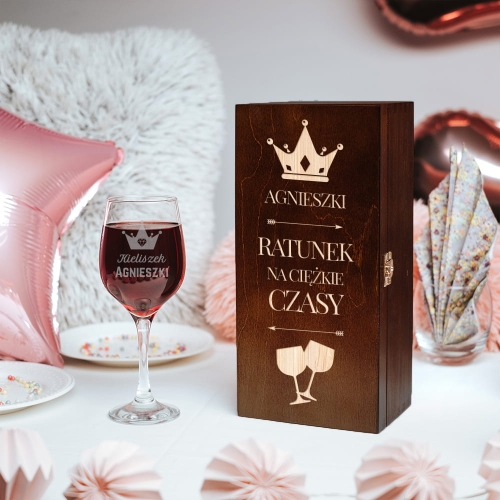 Kieliszek do wina w skrzynce z grawerem ciemny brąz