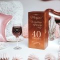 Kieliszek do wina w skrzynce z grawerem na urodziny rudy brąz