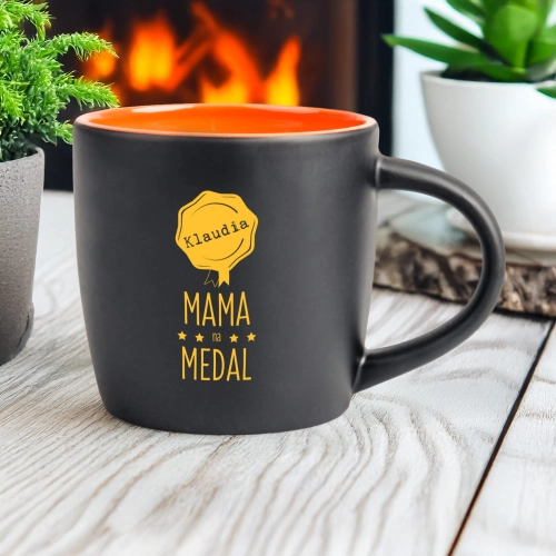 Kubek z Imieniem dla Mamy - Kubek na Dzień Mamy z Kolorowym Środkiem - Mama Na Medal