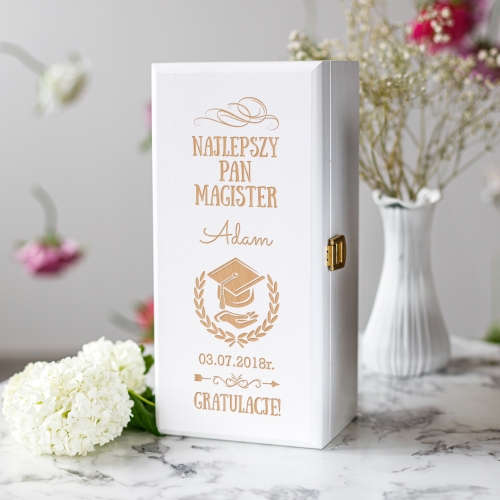  Skrzynka Na Alkohol z Grawerem dla Magistra - Prezent z Okazji Uzyskania Tytuły Magistra - Pan Magister 