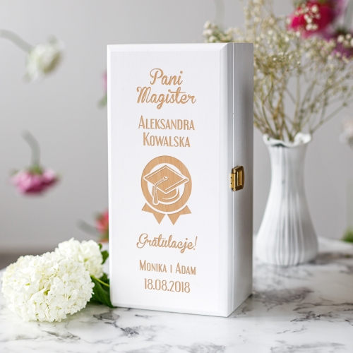  Skrzynka Na Alkohol z Grawerem dla Magistra - Prezent z Okazji Uzyskania Tytuły Magistra - Pani Magister Dyplom
