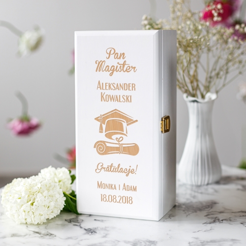  Skrzynka Na Alkohol z Grawerem dla Magistra - Prezent z Okazji Uzyskania Tytuły Magistra - Pan Magister Dyplom