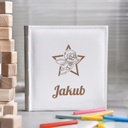 Album Biały Na Zdjęcia z Grawerem Prezent Dla Dziecka - Album na Zdjęcia Dziecka - Supermen