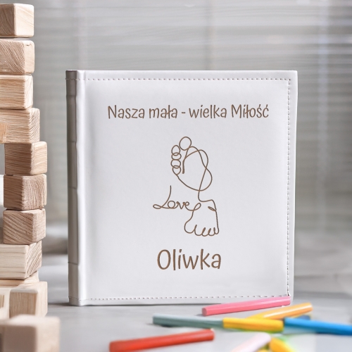 Album Biały Na Zdjęcia z Grawerem Na Narodziny - Prezent Z Okazji Narodzin - Stópki