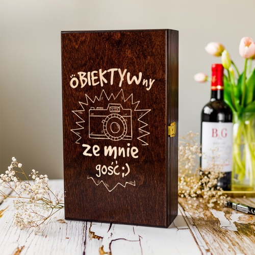 Skrzynka na Wino z Grawerem - Prezent dla Fotografa - Obiektywny gość