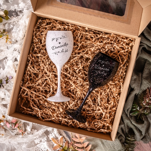 Kieliszki do Wina z Grawerem - Prezent dla Par - Kieliszek Biały i Czarny - Zestaw Prezentowy dla Pary - Prezent na Walentynki - Imiona