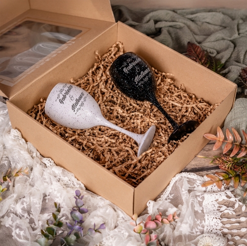 Kieliszki do Wina z Grawerem - Prezent dla Par - Kieliszek Biały i Czarny - Zestaw Prezentowy dla Pary - Prezent na Walentynki - Ornament