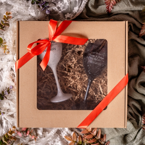 Kieliszki do Wina z Grawerem - Prezent dla Par - Kieliszek Biały i Czarny - Zestaw Prezentowy dla Pary - Prezent na Walentynki - Ornamenty