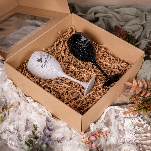 Kieliszki do Wina z Grawerem - Prezent dla Par - Kieliszek Biały i Czarny - Zestaw Prezentowy dla Pary - Prezent na Walentynki - Gołąbki