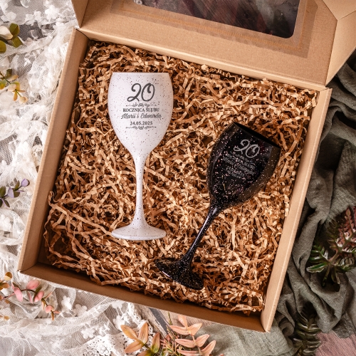 Kieliszki do Wina z Grawerem - Prezent dla Par na Rocznicę Ślubu - Kieliszek Biały i Czarny - Zestaw Prezentowy dla Pary - Prezent na Rocznicę - Cyfra