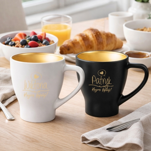 Zestaw Kubków z Grawerem - Prezent dla Par - Kubki Biały i Czarny - Zestaw Prezentowy dla Pary - Prezent na Walentynki - Razem fajniej
