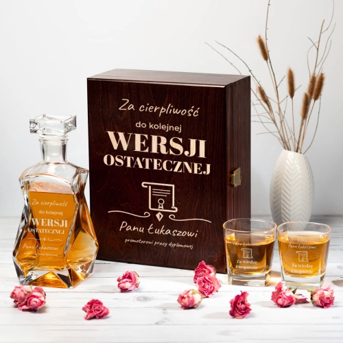 Karafka w Skrzynce z Grawerem i Szklanki do Whisky - Prezent dla Promotora - Podziękowanie dla Promotora  - Łamana