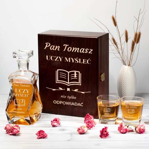 Karafka w Skrzynce z Grawerem i Szklanki do Whisky - Prezent dla Wychowawcy -  Łamana