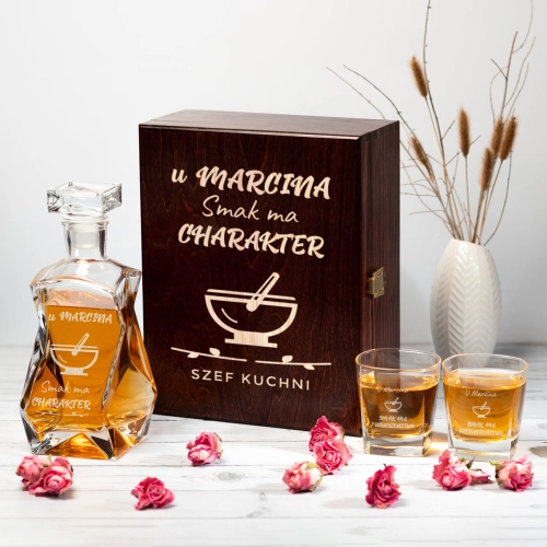 Karafka w Skrzynce z Grawerem i Szklanki do Whisky - Prezent dla Kucharza -  Łamana
