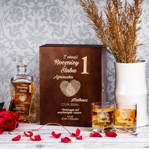 Karafka i Szklanki w Skrzynce z Grawerem na Rocznicę - Prezent z Okazji Rocznicy Ślubu - Odciski Palców - Łamana