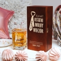Karafka na whisky w skrzynce z grawerem na wieczór kawalerski rudy brąz