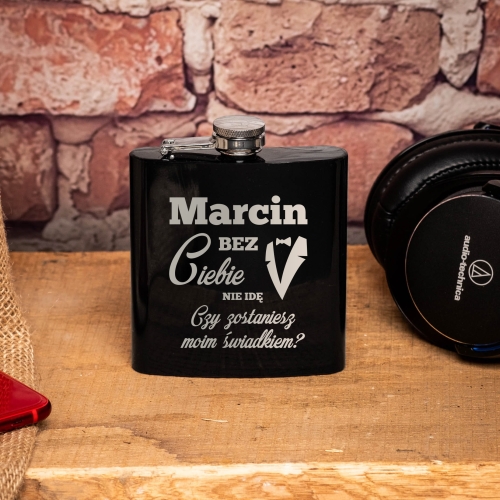 Piersiówka z grawerem dla świadka prośba o świadkowanie