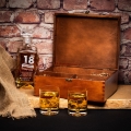 Karafka i szklanki na whisky w skrzynce z grawerem