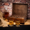 Karafka na whisky z grawerem i szklanki na święta w skrzynce ciemny brąz