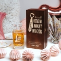 Karafka na whisky w skrzynce z grawerem na wieczór kawalerski ciemny brąz