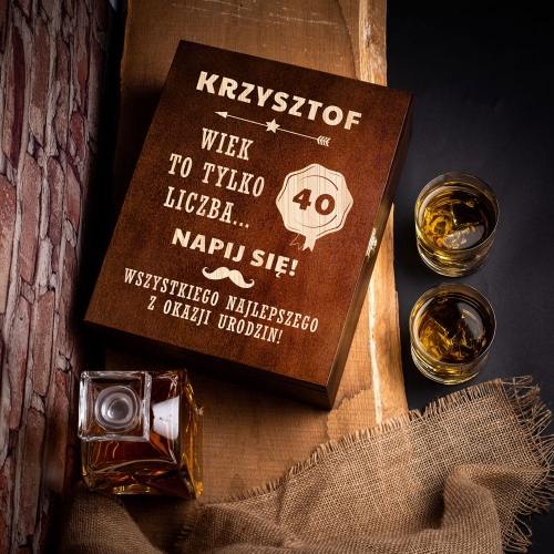 Karafka i Szklanki w Skrzynce z Grawerem - Prezent na Urodziny - Wiek To Tylko Liczba - Łamana