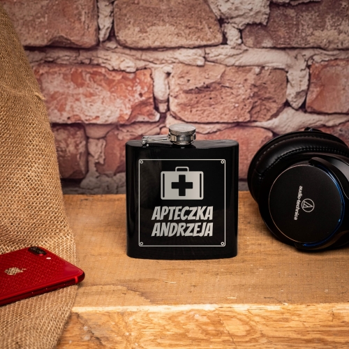 Piersiówka z Grawerem dla Chłopaka - Grawerowana Metalowa Piersiówka Prezent na Dzień Chłopaka - Apteczka - Czarna