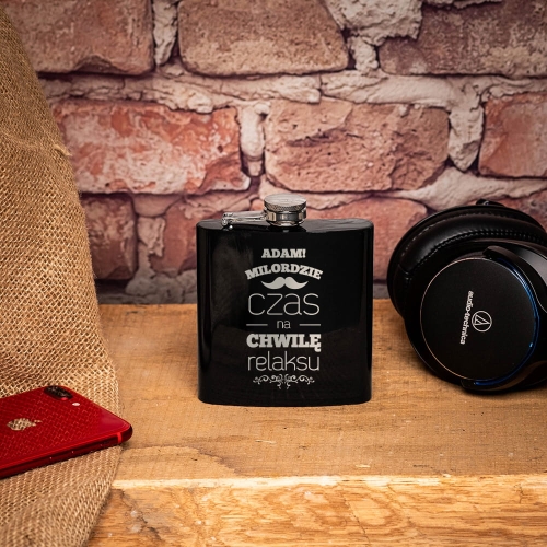 Piersiówka z grawerem czarna