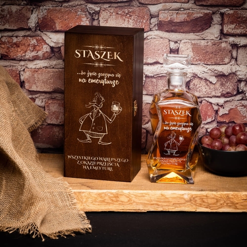 Karafka na whisky w skrzynce z grawerem na emeryturę ciemny brąz