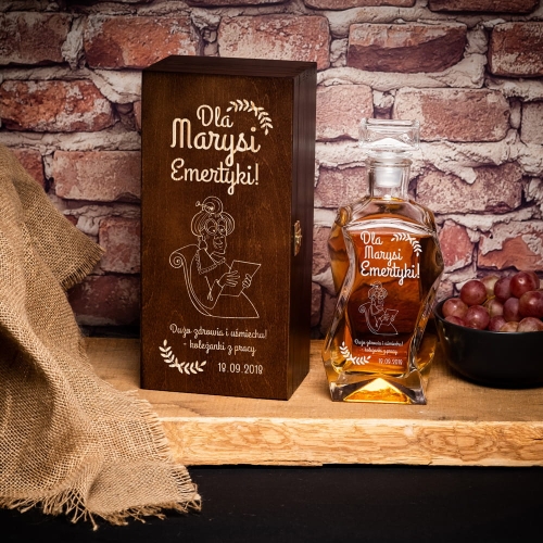 Karafka na whisky w skrzynce z grawerem na emeryturę ciemny brąz