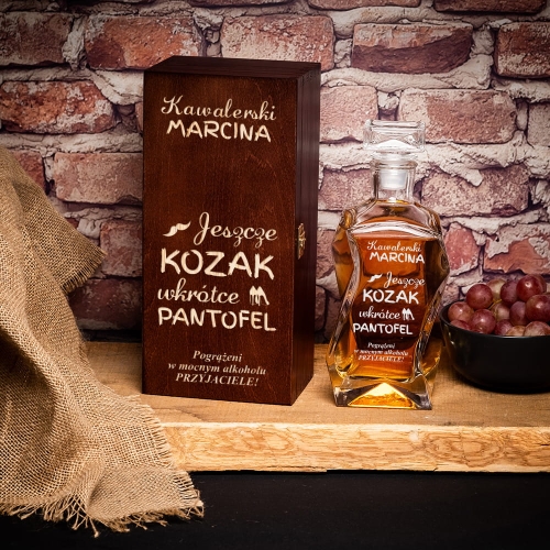 Karafka w skrzynce z grawerem na wieczór kawalerski ciemny brąz