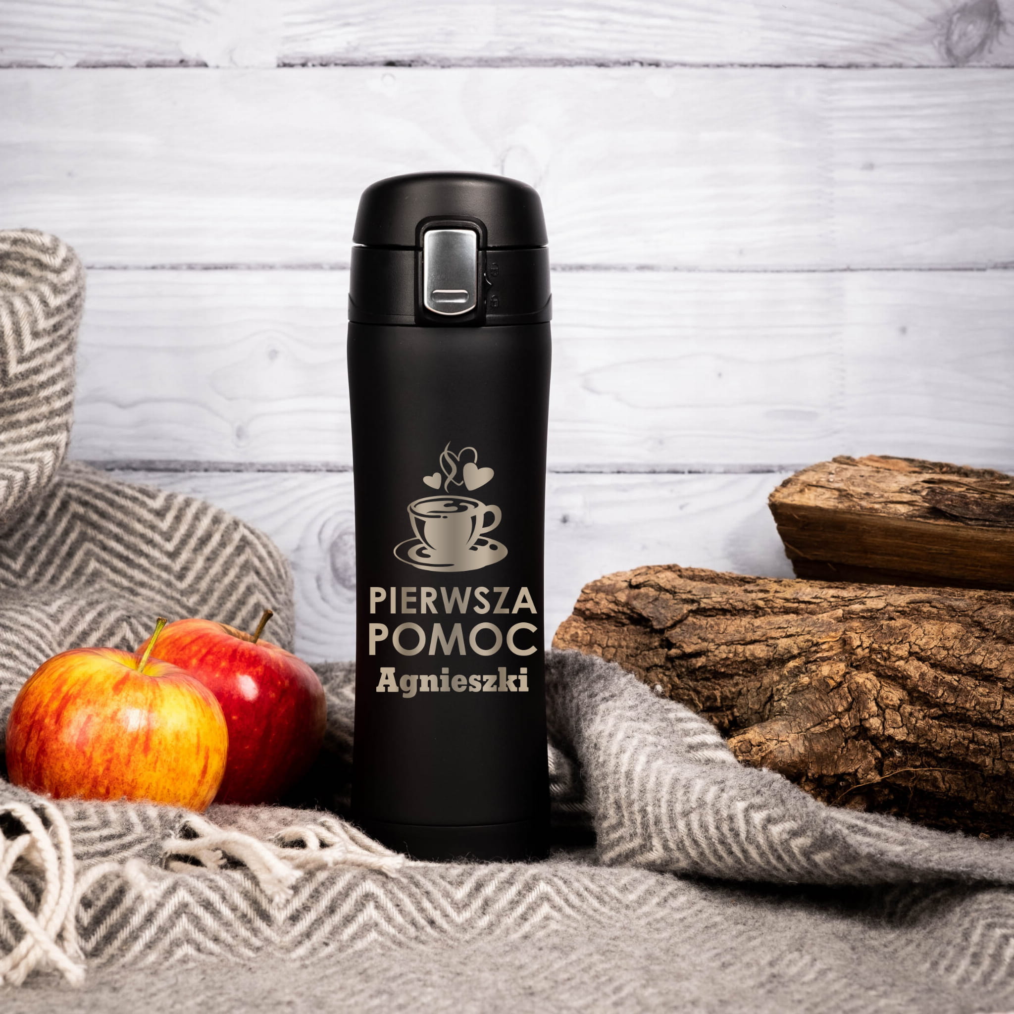 Czarny kubek termiczny z grawerem prezent dla przyjaciółki