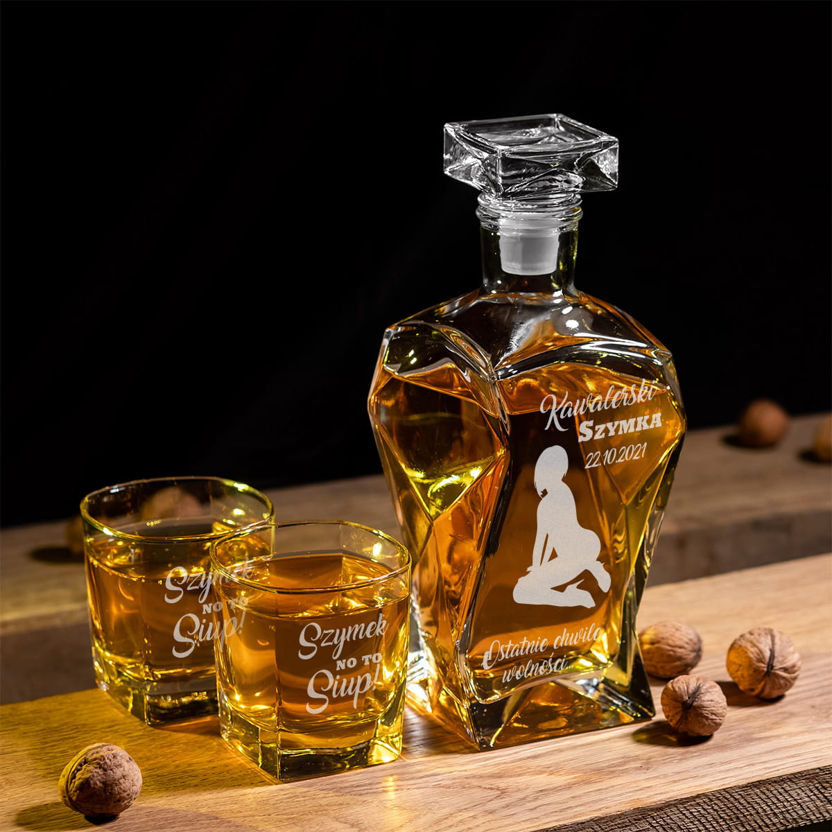 Karafka z  grawerem i 2 szklanki na whisky na wieczór kawalerski