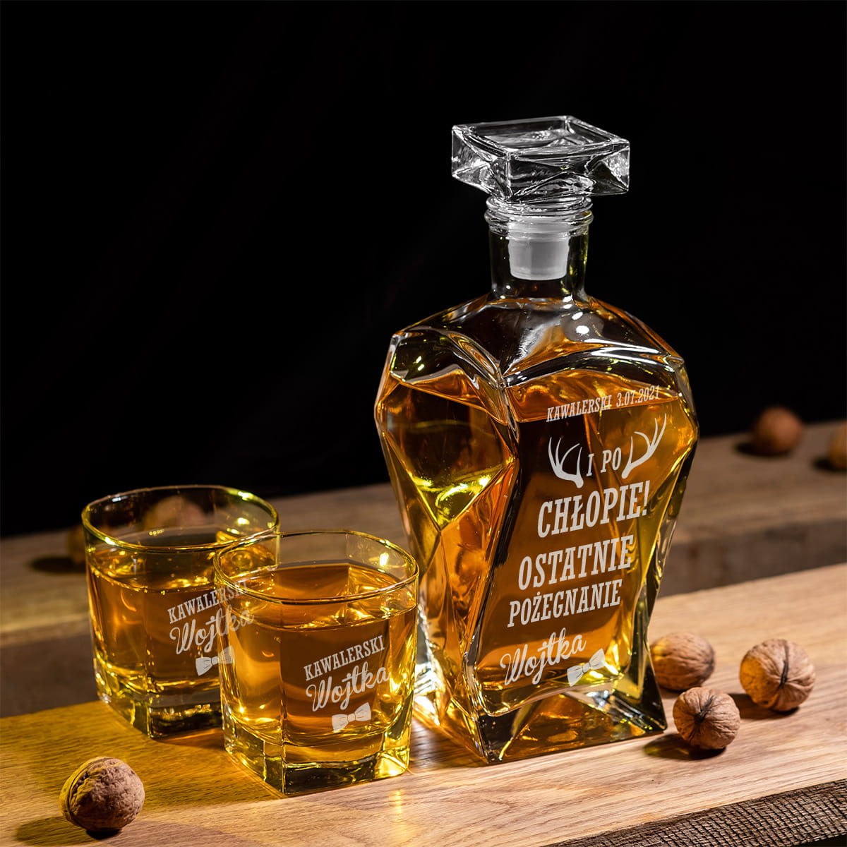 Karafka z  grawerem i 2 szklanki na whisky na wieczór kawalerski