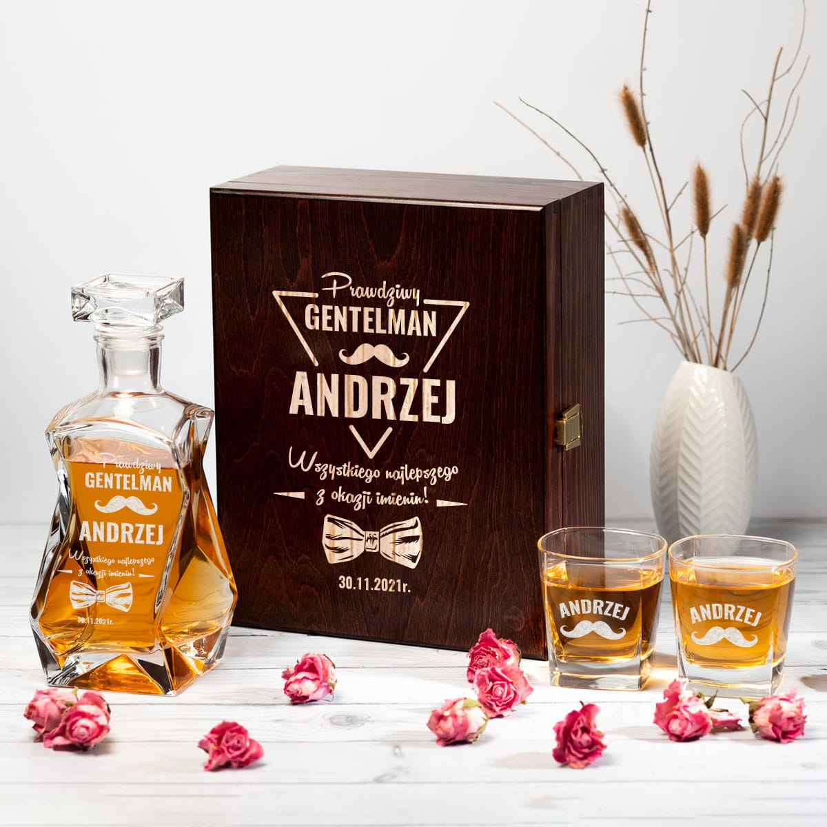 Prezent na Andrzejki -  Karafka z Grawerem w Skrzynce i Szklanki Do Whisky dla Andrzeja - Prawdziwy Gentelman Andrzej ciemna