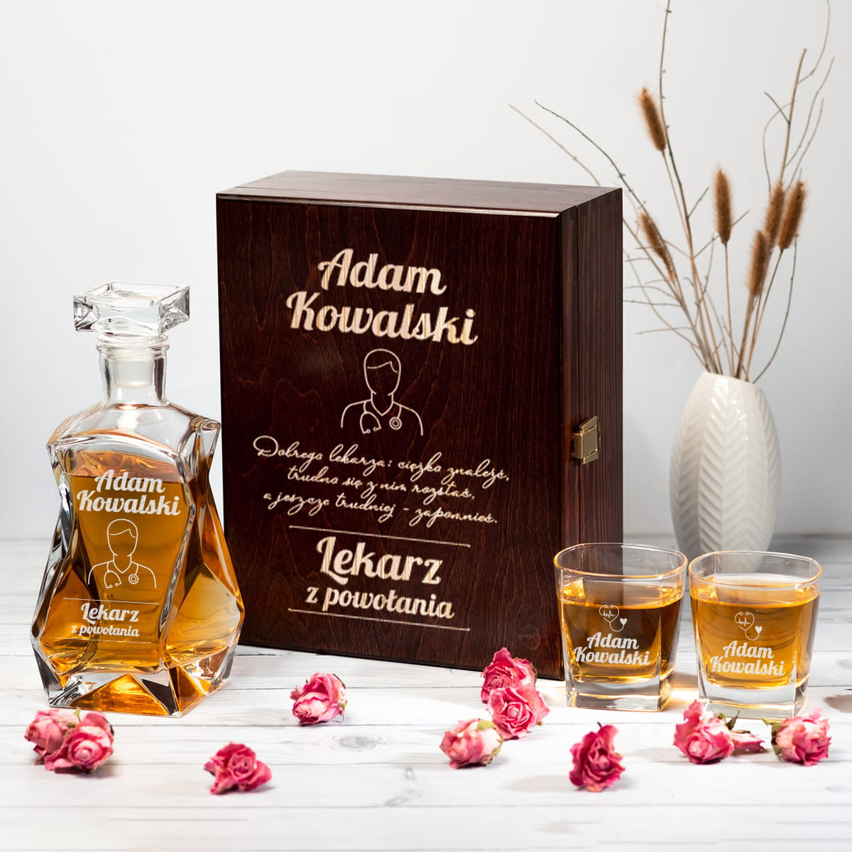 Karafka i Szklanki w Skrzynce z Grawerem - Prezent dla Lekarza - Lekarz z Powołania ciemna