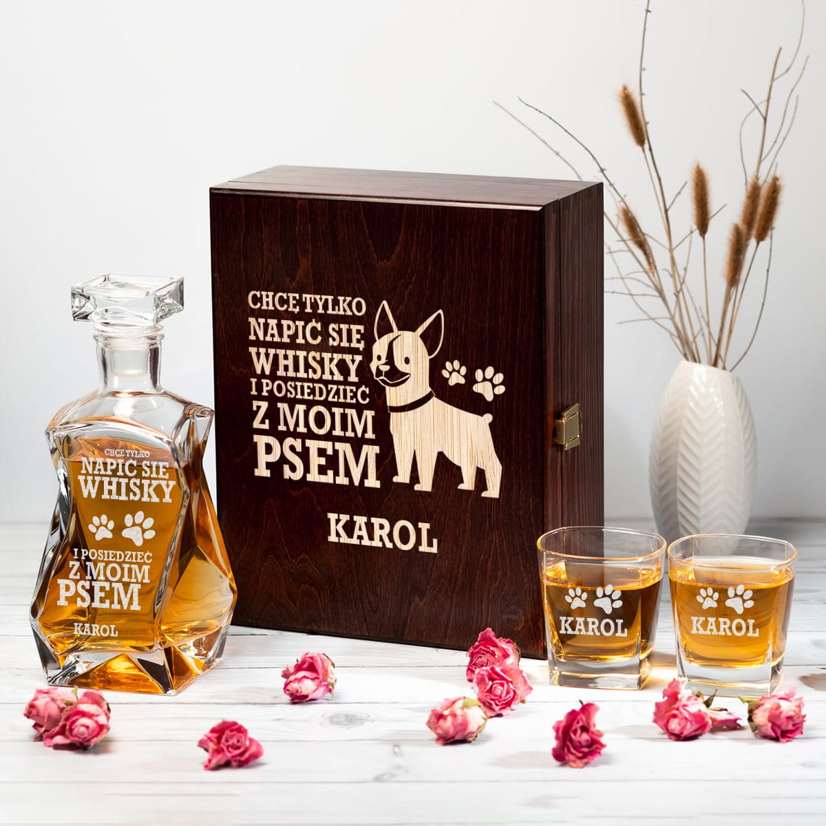 Karafka i Szklanki w Skrzynce z Grawerem - Prezent dla Miłośnika Psów - Chcę tylko Napić Się Whisky ciemna