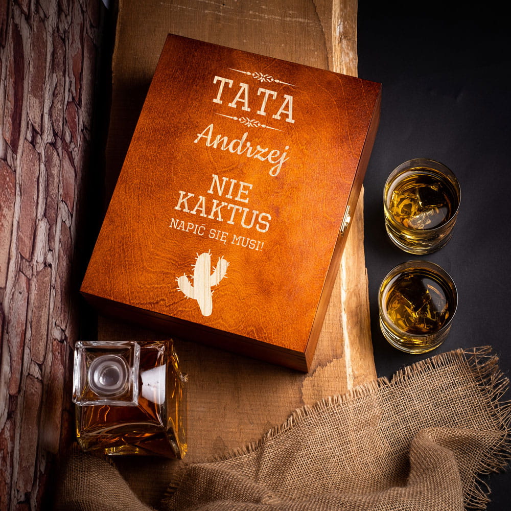 Karafka na whisky i szklanki w skrzynce z grawerem rudy brąz