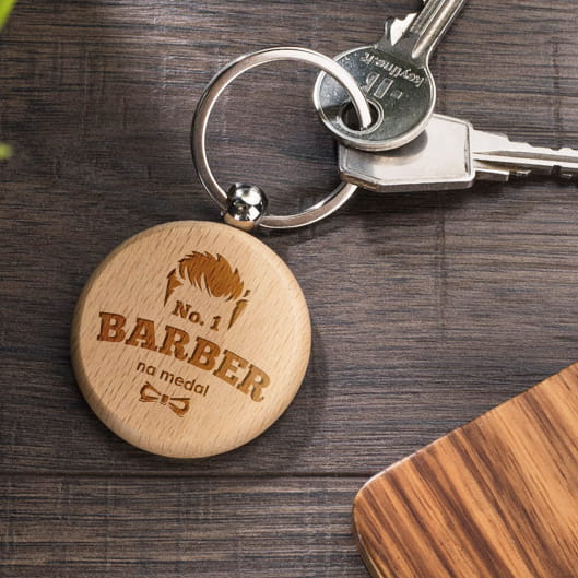 Drewniany Brelok do Kluczy z Grawerem - Prezent dla Barbera - No. 1 Barber Na Medal
