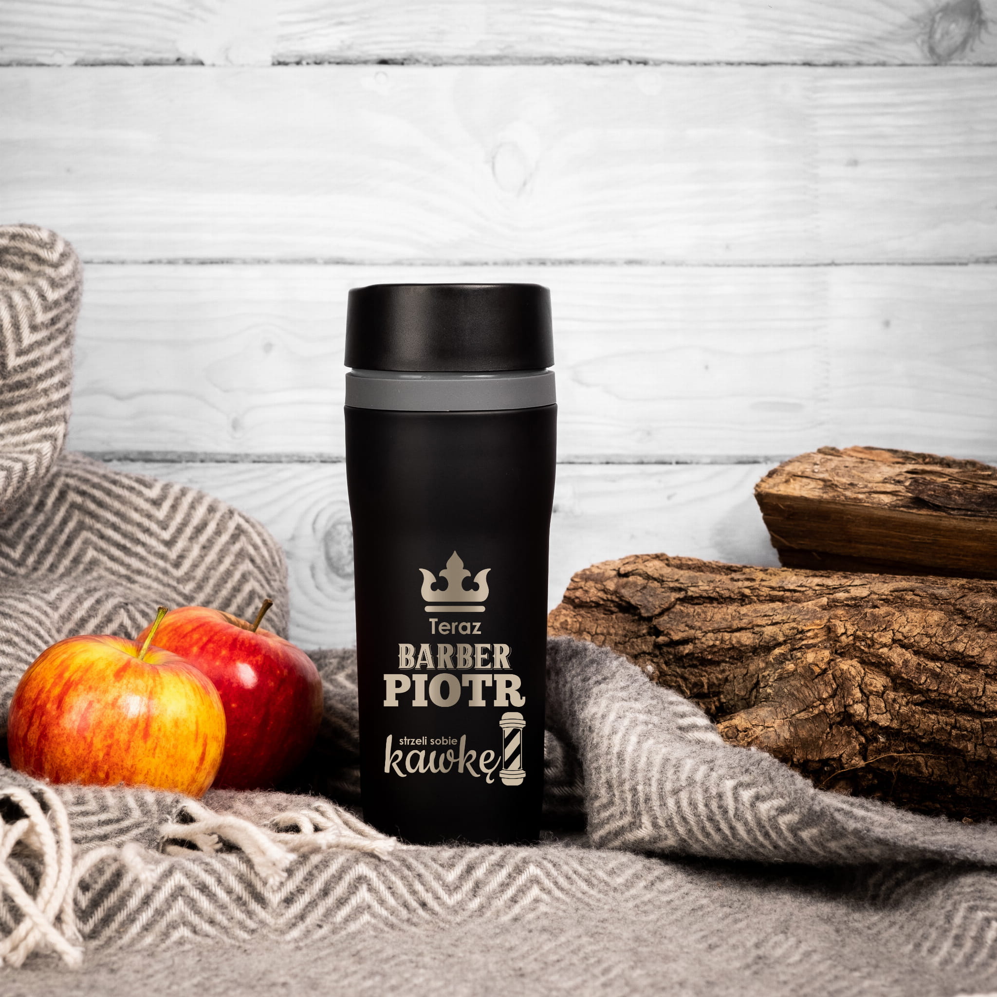Kubek Termiczny z Grawerem - Prezent dla Barbera - Teraz Barber Piotr Strzeli Sobie Kawkę