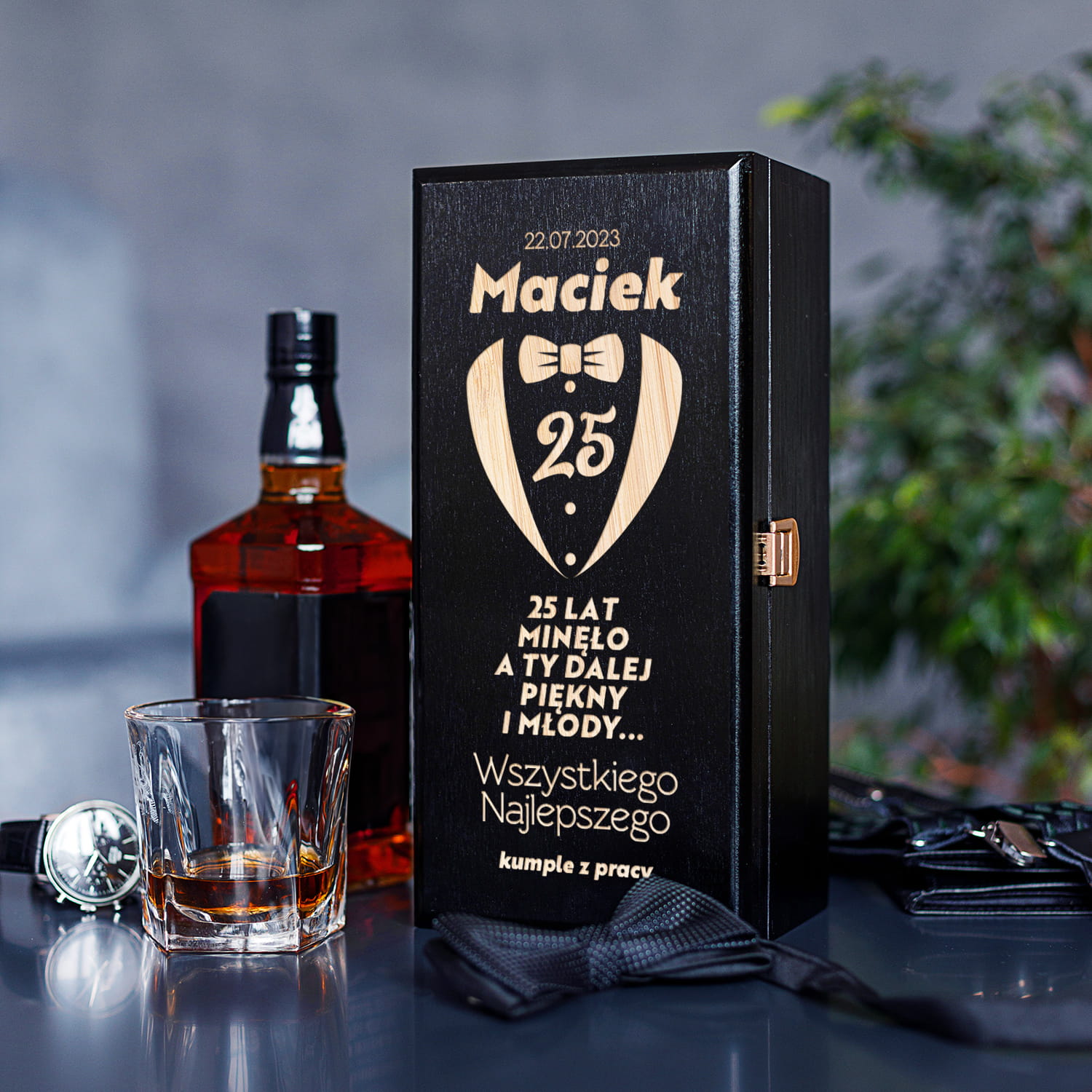 Skrzynka Czarna na Alkohol Na Urodziny - Prezent na Urodziny, Osiemnastkę - Piękny i Młody