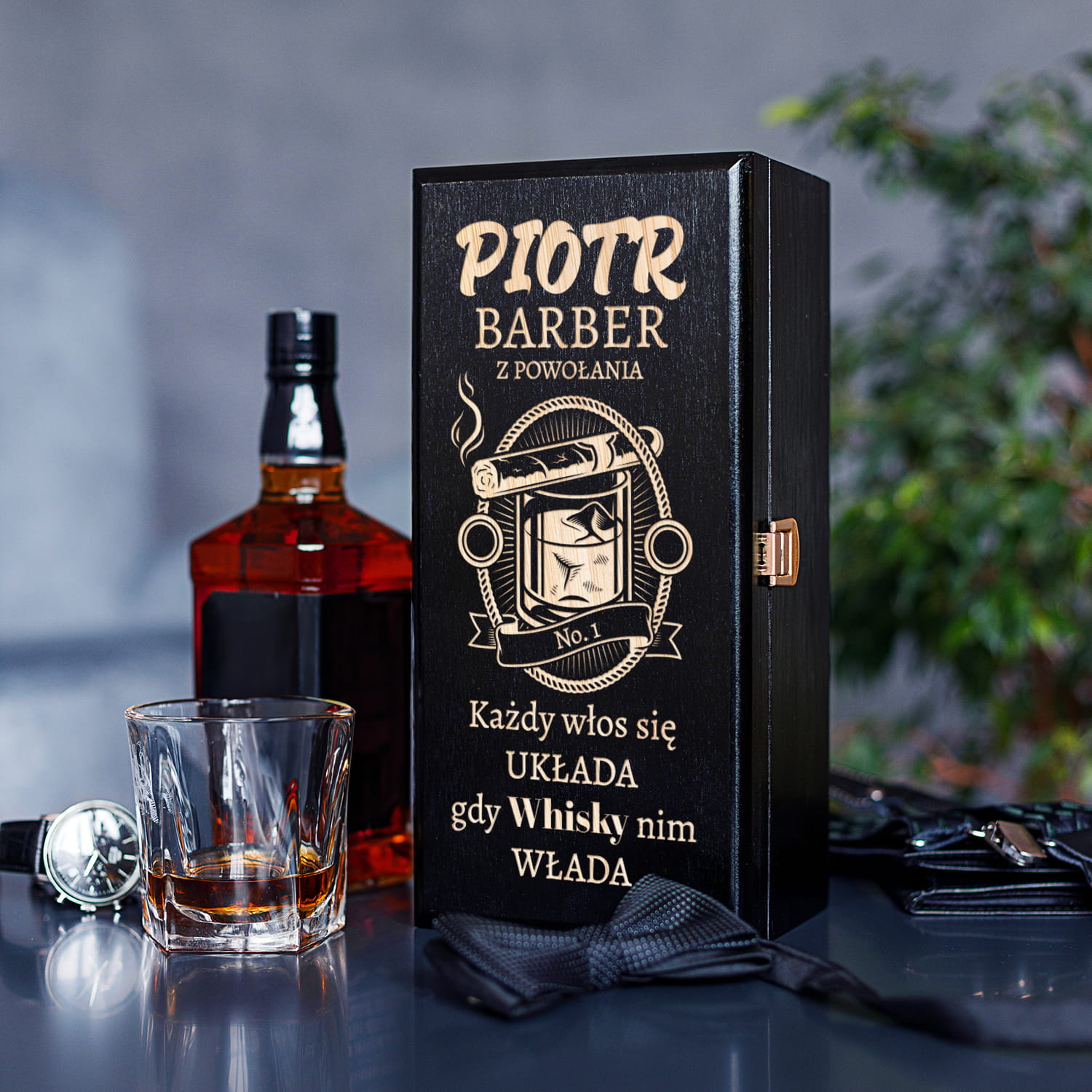 Skrzynka na Alkohol z Grawerem -  Prezent dla Barbera - Każdy Włos Się Układa, Gdy Whisky Nim Włada
