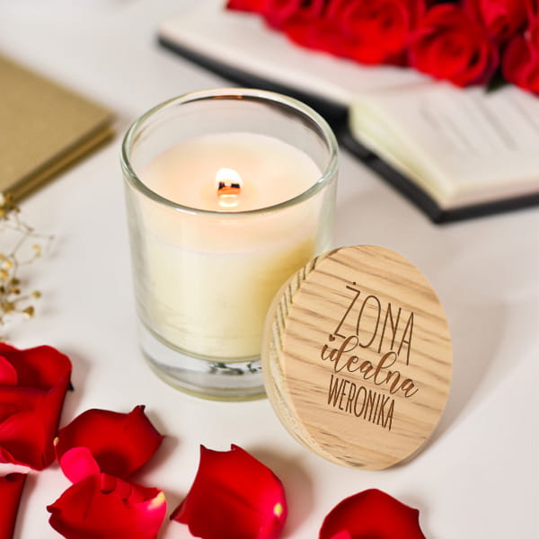 Świeca Sojowa z Drewnianym Knotem - Prezent na Walentynki -  Świeca z Grawerem dla Zakochanych - Żona Idealna