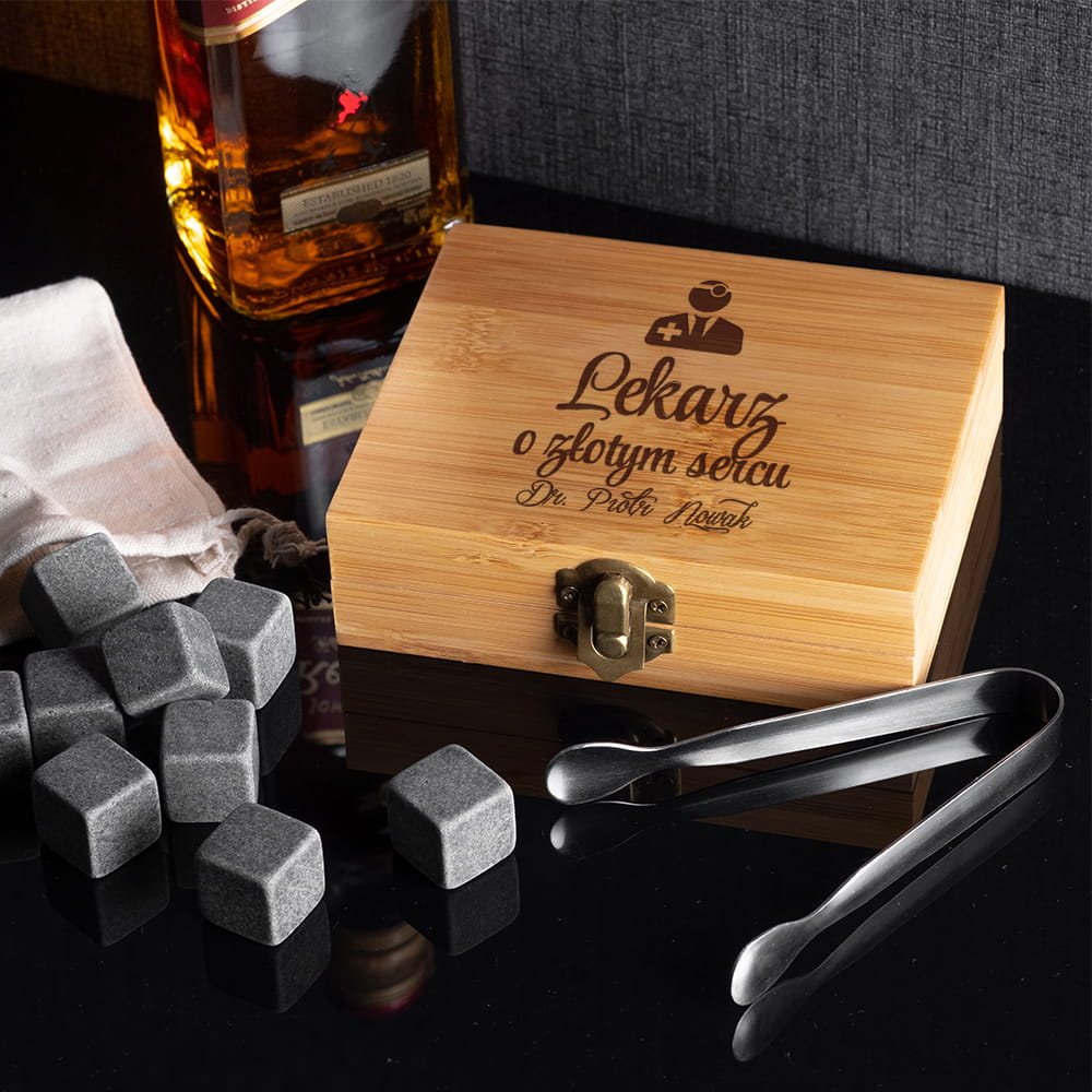 Kamienie do Whisky w Skrzynce z Grawerem - Prezent dla Lekarza - Zestaw do Whisky - Lekarz O Złotym  Sercu