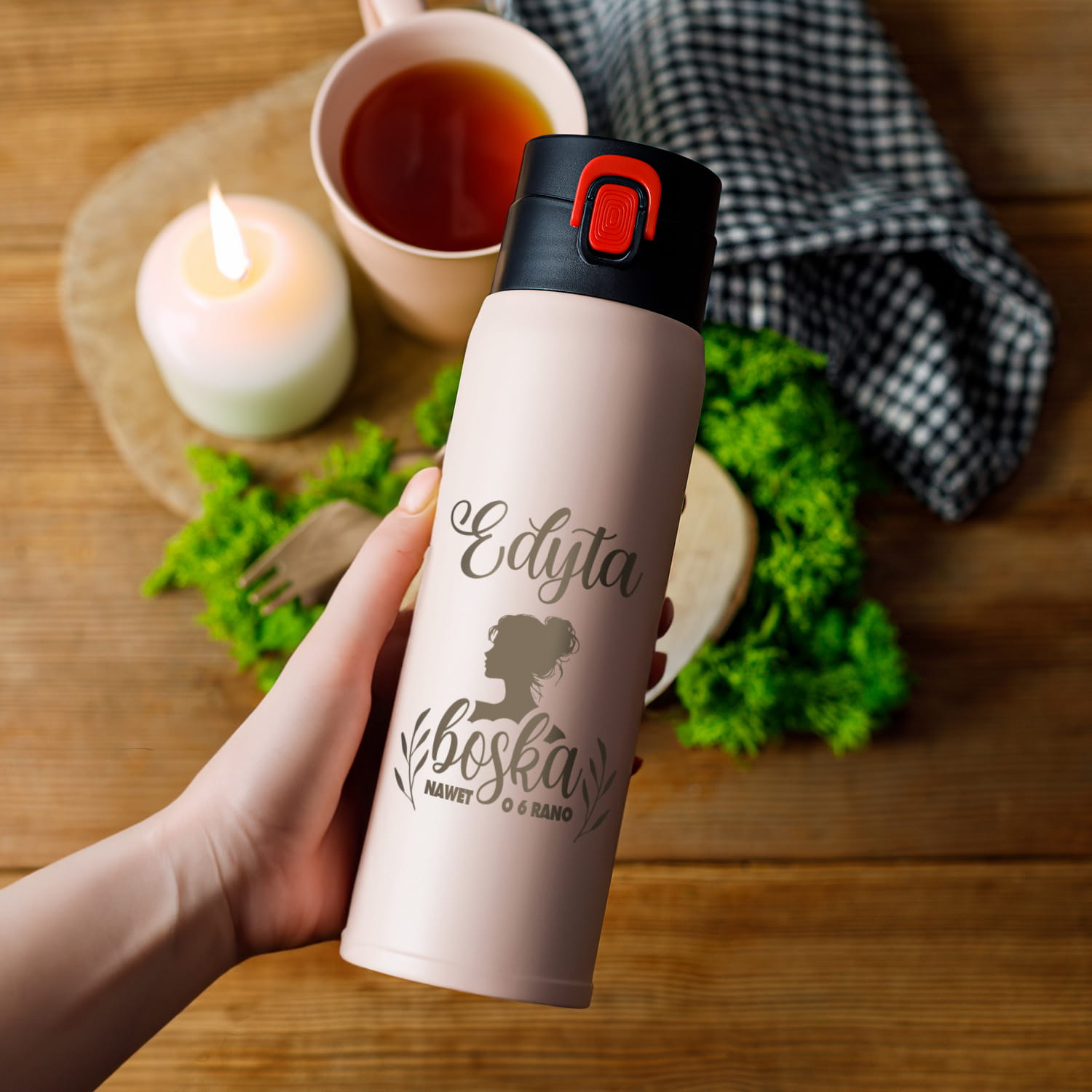 Kubek Termiczny dla Dziewczyny - Prezent dla Niej na Dzień Kobiet Walentynki Urodziny - Boska nawet o 6 Rano - Różowy