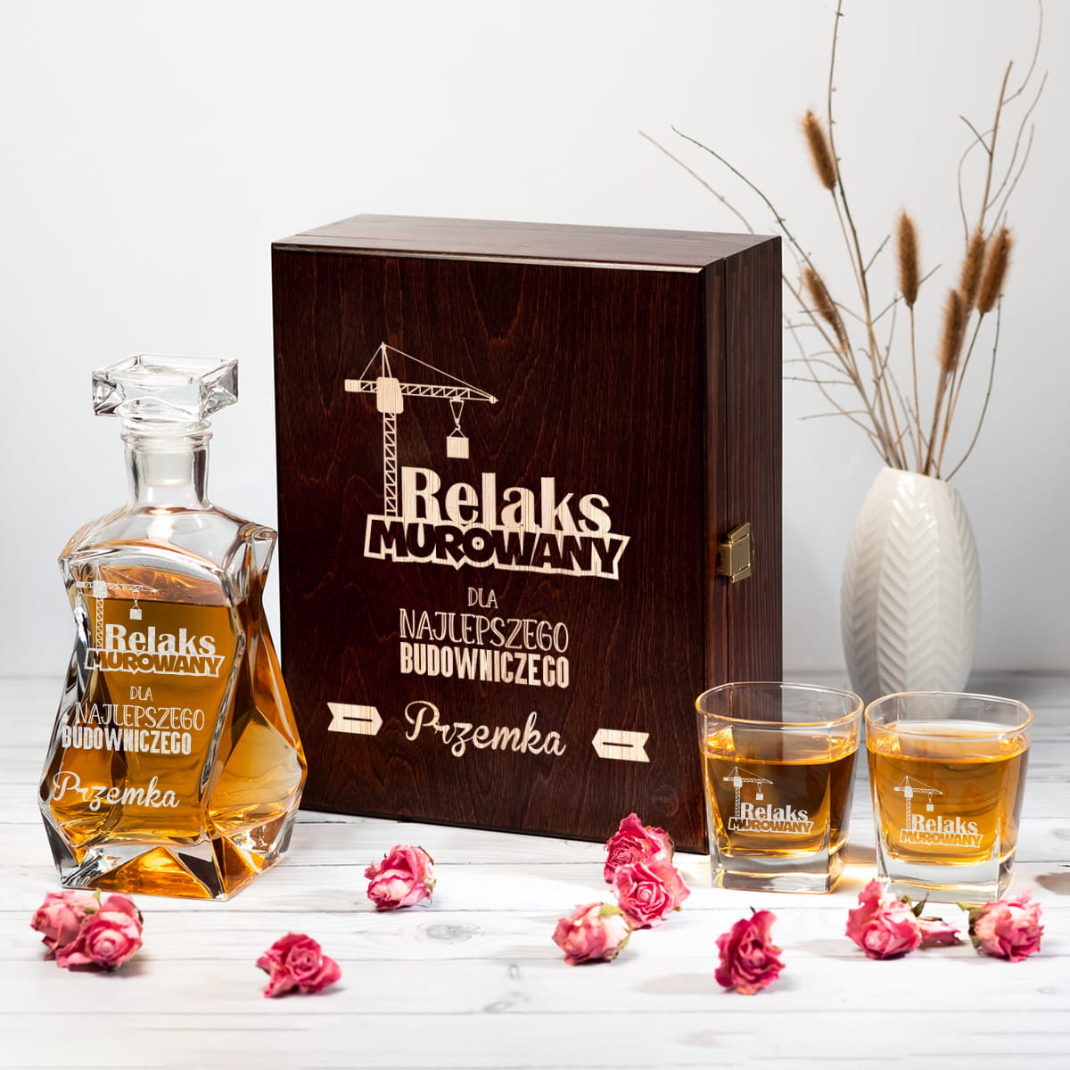 Karafka i Szklanki w Skrzynce z Grawerem - Prezent dla Budowniczego - Relaks Murowany - Dla Najlepszego Budowniczego