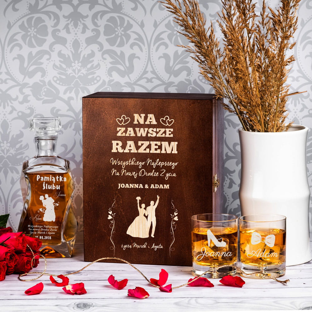 Karafka na whisky i szklanki w skrzynce z grawerem ciemny brąz