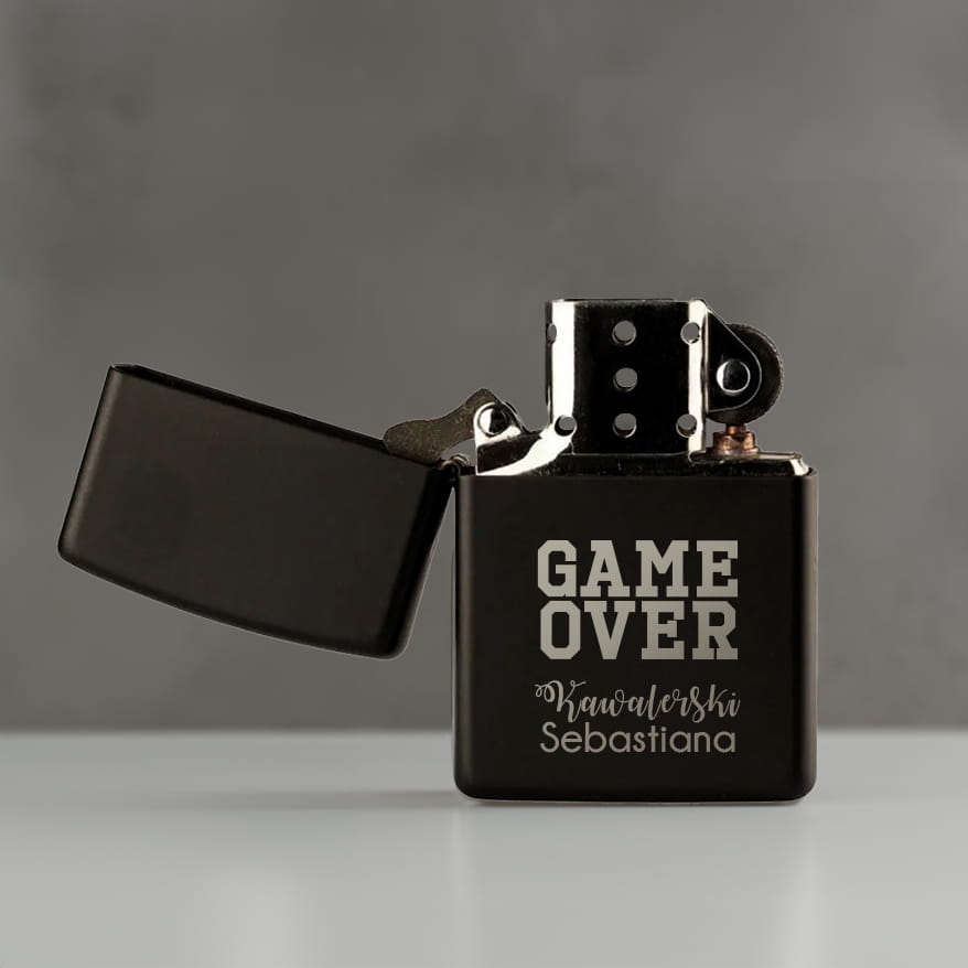 Zapalniczka Benzynowa z Grawerem - Prezent na Wieczór Kawalerski - Game Over