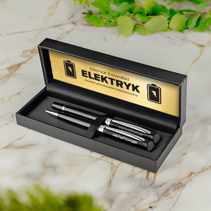 Zestaw Piśmienniczy dla Elektryka - Długopis i Pióro z Grawerem - Elektryk Pozytywnie Naładowany - Czarny